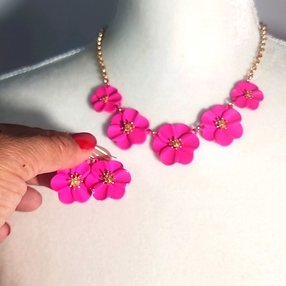 Liz Claiborne Pink Floral Necklace And Earrings Set. - Picture 6 of 9